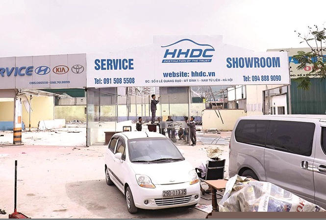 Khu liên hiệp Thể thao Quốc gia Mỹ Đình còn chưa nộp đủ số tiền, tiền chậm nộp tiền thuế (trong ảnh: Công nhân tháo dỡ mặt bằng của khu liên hợp thể thao cho thuê trước đây). Ảnh: Ngọc Châu.