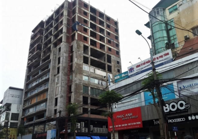 Sự xuất hiện của tòa chung cư xây dở nhiều năm tại số 131 Thái Hà khiến rất nhiều người ngán ngẩm cũng như cảm thấy hoang phí.