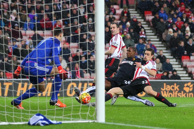 Sunderland ( áo sọc đỏ trắng) đang bị dẫn trước ngay trên sân nhà