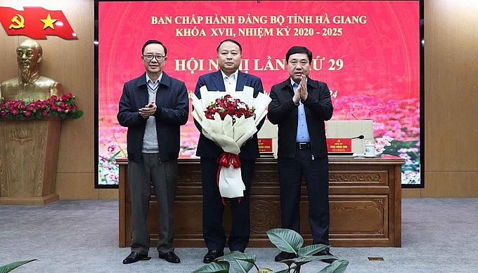 Quyền Bí thư Tỉnh ủy Hà Giang Nguyễn Mạnh Dũng và Phó Bí thư Thường trực Tỉnh ủy, Chủ tịch Hội đồng Nhân dân tỉnh Hà Giang Thào Hồng Sơn chúc mừng ông Phan Huy Ngọc.