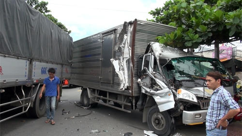 Hai chiếc xe tải &aacute;n ngữ to&agrave;n bộ mặt đường l&agrave;m c&aacute;c phương tiện kh&aacute;c kh&ocirc;ng thể qua được.