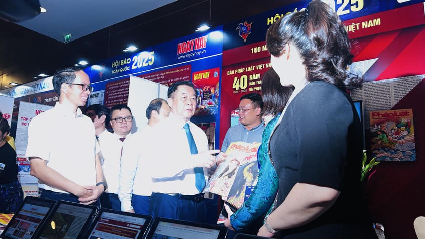 Ủy viên Bộ Chính trị, Bí thư Trung ương Đảng, Trưởng Ban Tuyên giáo và Dân vận Trung ương Nguyễn Trọng Nghĩa tham quan gian hàng Báo Pháp luật Việt Nam.