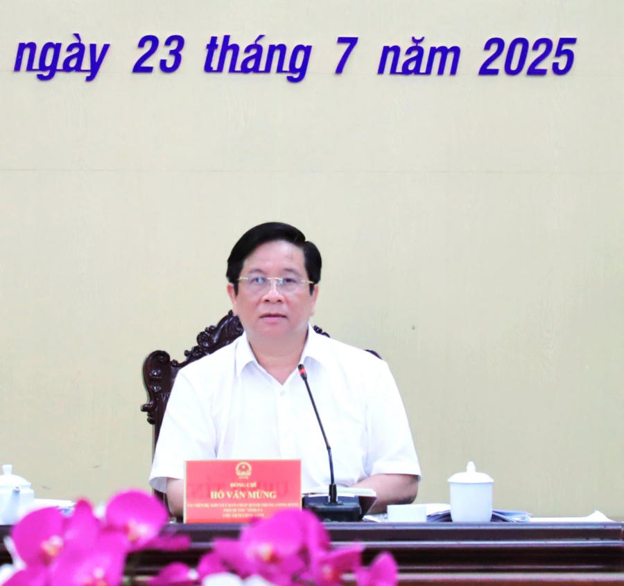 Chủ tịch UBND tỉnh An Giang Hồ Văn Mừng phát biểu tại cuộc họp