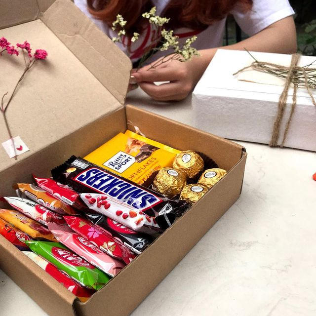 Tình cảm đôi khi chỉ là tận tay đi chọn từng loại kẹo cho nửa kia cuả mình.