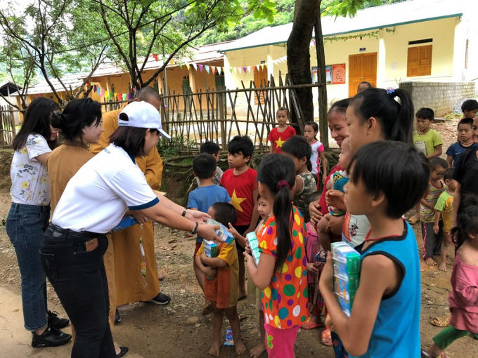 Đại diện Phú Long phát sữa cho trẻ em huyện Yên Minh.
