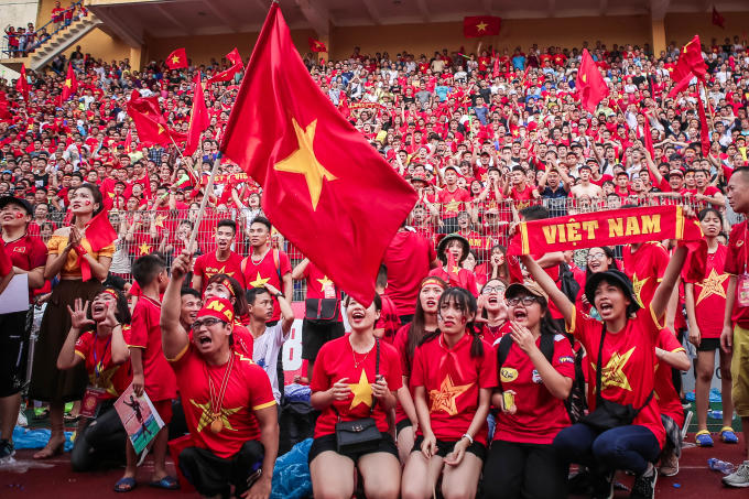 Rât đông CĐV nữ có mặt tại sân vận động Hàng Đẫy theo dõi đội tuyển Olympic Việt Nam qua màn hình.