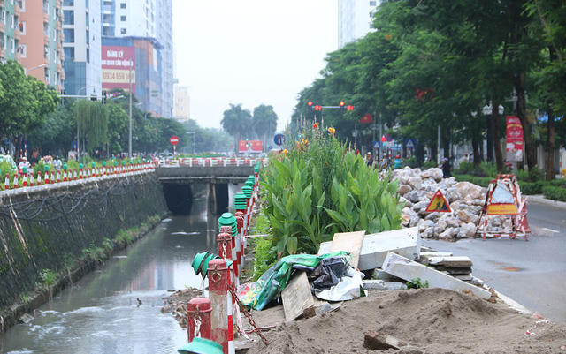 Hà Nội: Nơm nớp lo khi đi qua đường liên tục sạt lở
