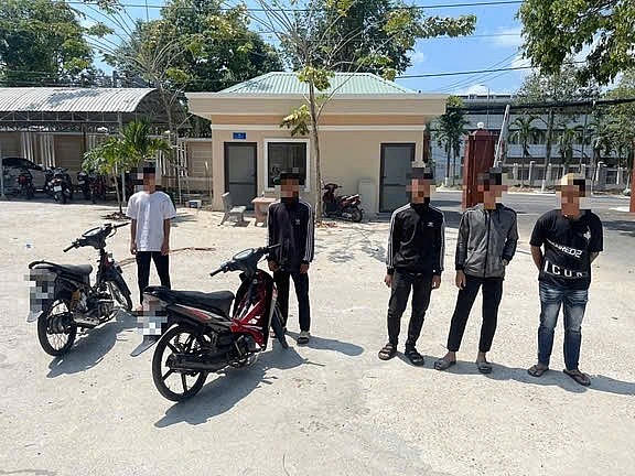 Các thanh niên và phương tiện đua xe trái phép bị cơ quan công an đưa về trụ sở lập hồ sơ (CTV).
