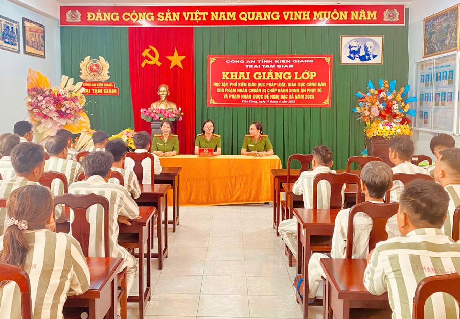 Thượng tá Trần Thị Bích Liên - Phó Giám thị (giữa), cùng cán bộ, chiến sĩ và các phạm nhân tham gia lớp học