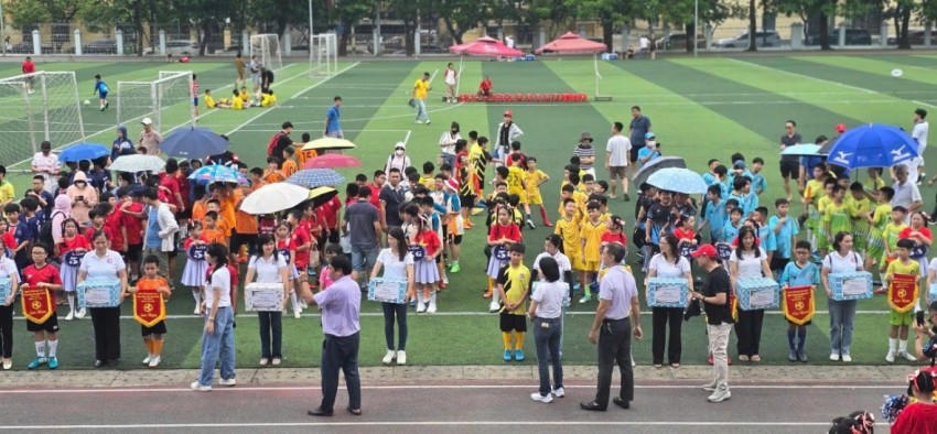 Giải bóng đá cấp trường năm nay diễn ra trong hai ngày thi đấu, với sự góp mặt của 315 em đến từ 21 đội bóng của khối 4 và khối 5.