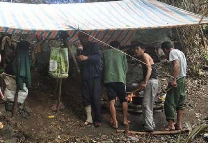 Công nhân trong lán trại.