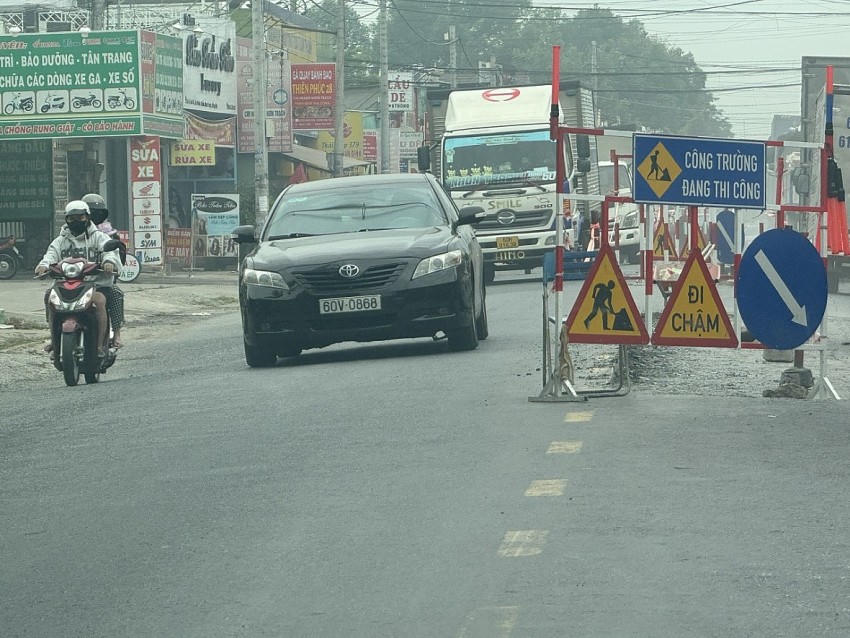 Xe qua lại trên đường Lý Thái Tổ.