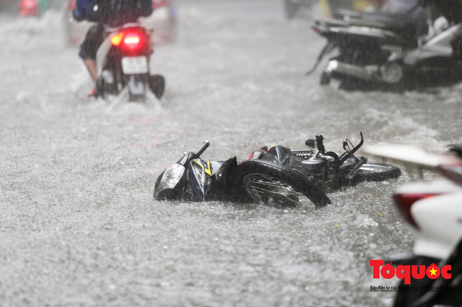 Hà Nội: mưa lớn chưa đến 30 phút, nhiều tuyến phố ngập sâu trong biển nước6