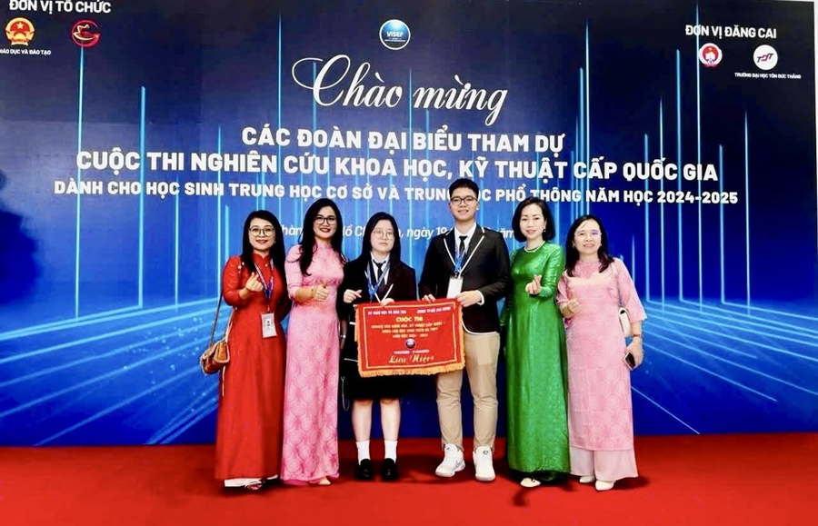 Hai học sinh Lê Thảo Dương, Vũ Gia Minh và thầy cô Trường THCS - THPT Newton tại cuộc thi nghiên cứu khoa học, kỹ thuật cấp quốc gia.