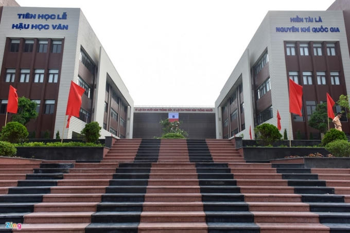 Nằm trong khu đô thị mới Hồ Ngọc Lân 4, ngôi trường bề thế hiện lên như một điểm nhấn của khu vực.