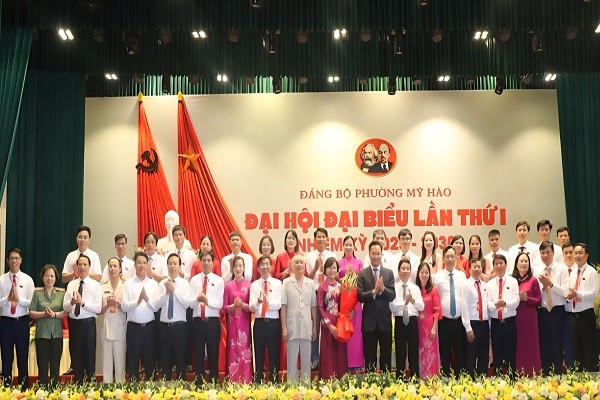 Các đại biểu tặng hoa chúc mừng đại hội.