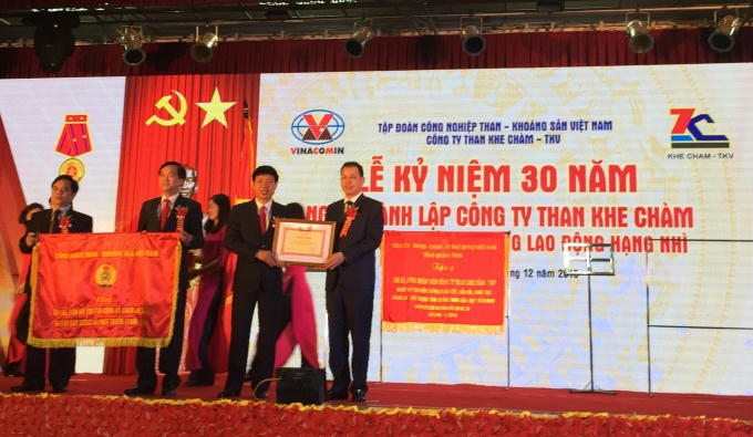 Ông Đặng Thanh Hải - Tổng giám đốc Vinacomin trao bằng khen cho lãnh đạo công ty.