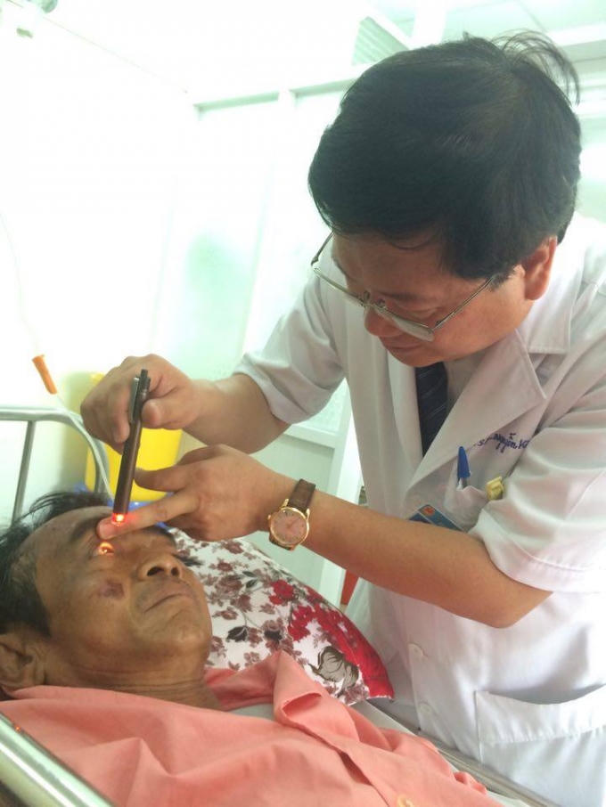 Bác sỹ kiểm tra tổn thương vùng đầu của ông Nén.
