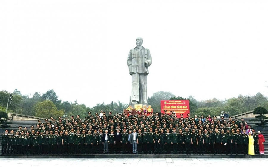 Cựu chiến binh Sư đoàn 320 dâng hương báo công tại Quảng trường Hồ Chí Minh.