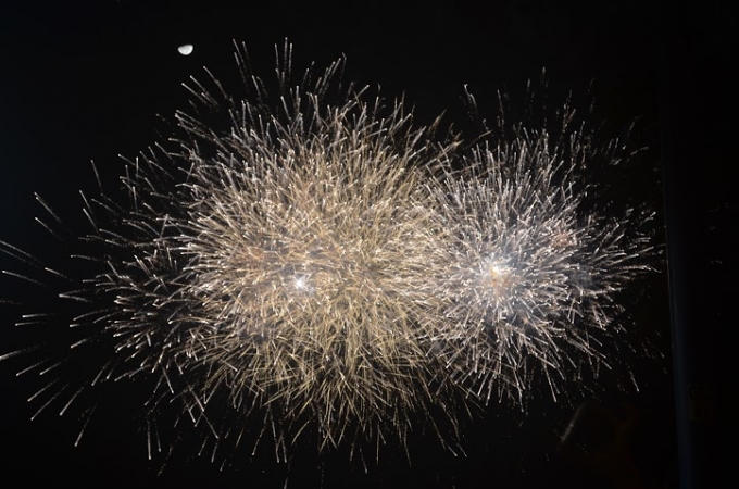Pháo hoa "đua nhau" tỏa sáng trên bầu trời sông Sài Gòn