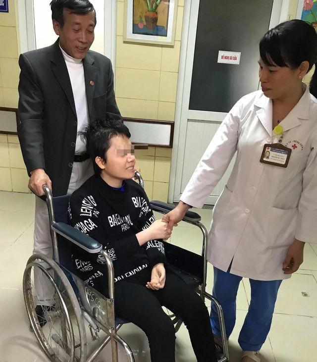 Bác Dũng, bố chồng của H. luôn coi H. như con gái, đã cùng gia đình chồng chăm sóc, quyết không từ bỏ một hi vọng.