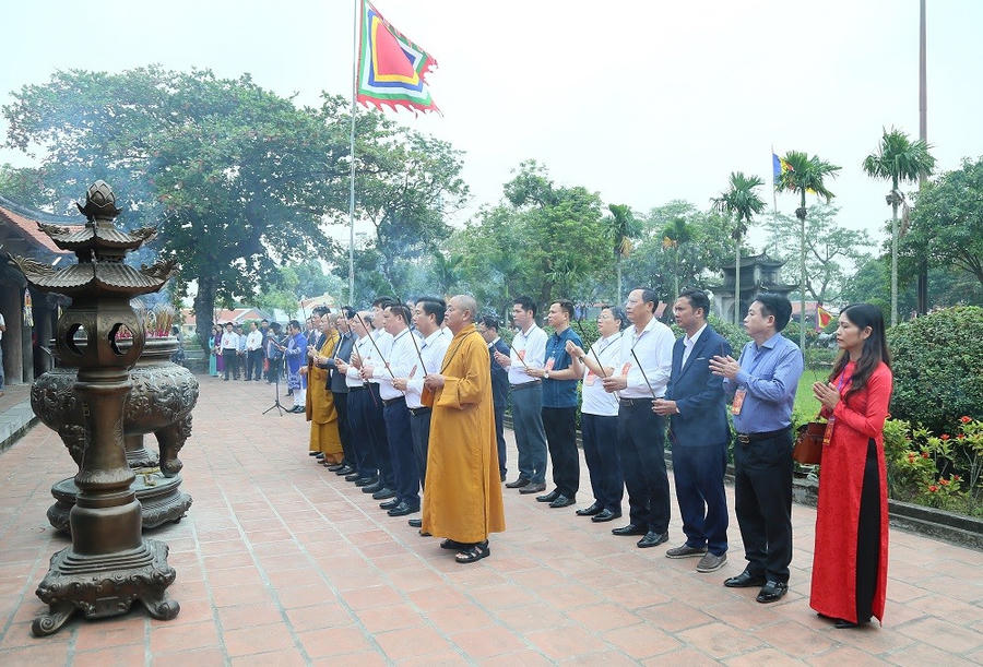 Lãnh đạo tỉnh dâng hương tại lễ khai mạc lễ hội chùa Keo mùa thu năm 2025.