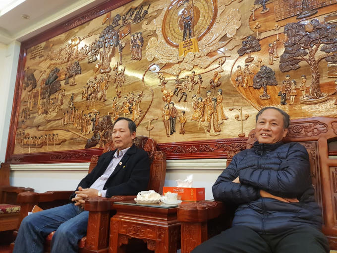 Nhà báo Nguyễn Quang Hải (ngồi trái) và ông Nguyễn Văn Chính - PCT Thường trực UBND huyện Hiệp Hoà.