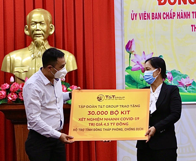 : Ông Nguyễn Anh Tuấn, Phó Tổng Giám đốc Tập đoàn T&T Group trao tặng 30.000 bộ kit xét nghiệm nhanh COVID-19 trị giá 4,5 tỷ đồng cho đại diện lãnh đạo tỉnh Đồng Tháp.