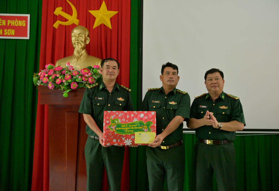 Đại tá Phạm Văn Thắng - Chỉ huy trưởng Bộ đội Biên phòng tỉnh Kiên Giang tặng quà cho cán bộ, chiến sĩ Đồn Biên phòng Hòn Sơn