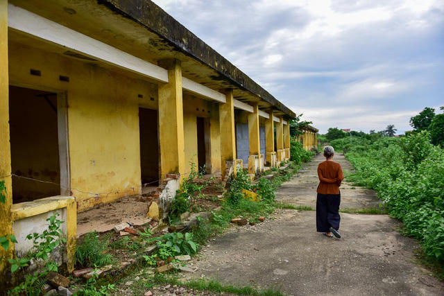 Những căn phòng đổ nát trong dãy nhà 18 phòng, nơi có bệnh nhân phong sống lẻ loi tới hơn 30 năm. 4 năm trước, khi di dời trại phong đến nơi khác, một số bệnh nhân cũng đi theo. Nhưng hơn 10 bệnh nhân đã xin ở lại vì đã gắn bó với nơi này quá lâu, và cũng để thắp hương cho những người đã qua đời.