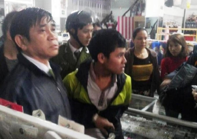 Tên cướp bị công an và người dân phối hợp bắt giữ tại chỗ (nguồn facebook)
