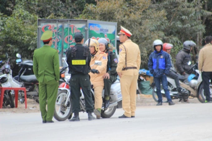 Lực lượng chức năng được bố trí tại các nẻo đường dẫn vào khu vực diễn ra buổi khai lễ.