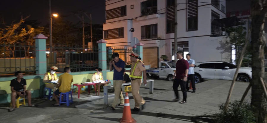 Một trường hợp điều khiển xe ô tô vi phạm nồng độ cồn khi bị kiểm tra thì gọi điện cho người thân xin cầu cứu. Ảnh: Nguyễn Quang.