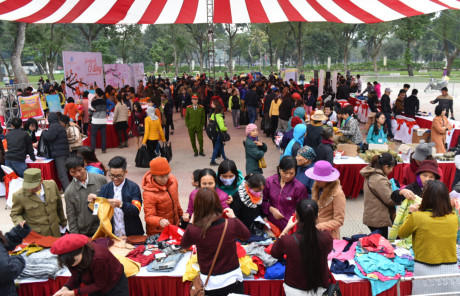 S&aacute;ng 21/1 (Tức ng&agrave;y 24 tết), phi&ecirc;n chợ tết 0 đồng d&agrave;nh cho người ngh&egrave;o bắt đầu được tổ chức tại c&ocirc;ng vi&ecirc;n Thống Nhất (H&agrave; Nội). Chương tr&igrave;nh sẽ k&eacute;o d&agrave;i đến hết ng&agrave;y 22/1.