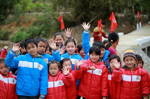 Các em nhỏ hai thôn vui mừng với những chiếc áo mới