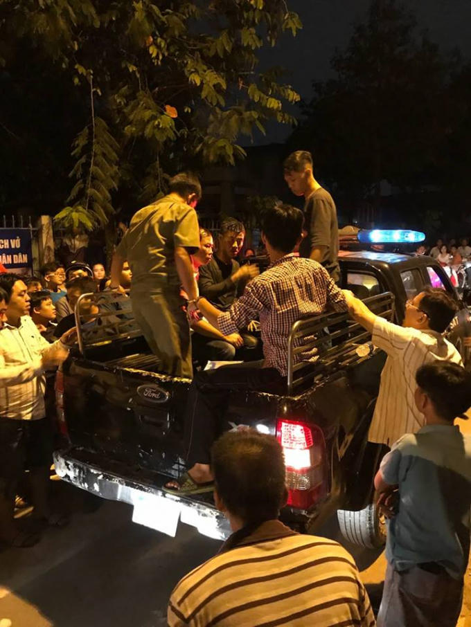 Đối tựng được đưa về công an phường Linh Đông.