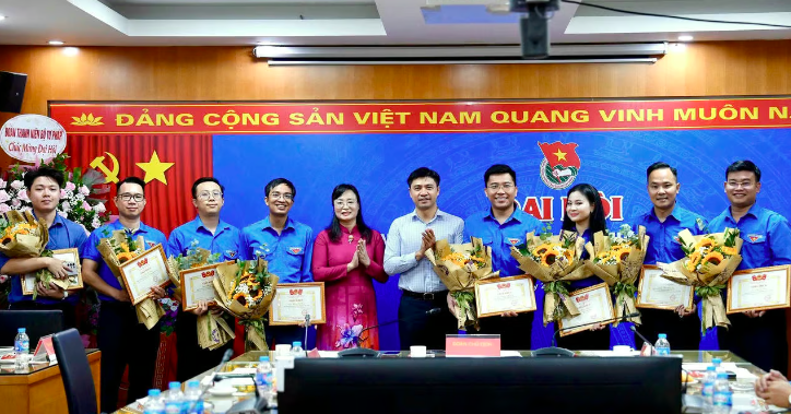 Đồng chí Vũ Hồng Thuý và Trịnh Xuân Tùng trao Giấy khen cho cá nhân có thành tích xuất sắc trong công tác Đoàn và phong trào thanh niên. (Ảnh: T.Oanh)