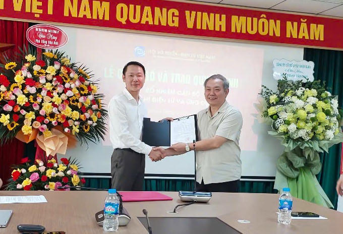 TS. Trần Đức Lai, Chủ tịch REV trao quyết định bổ nhiệm Phó Tổng Biên tập Tạp chí Điện tử và Ứng dụng cho nhà báo Phạm Văn Anh.