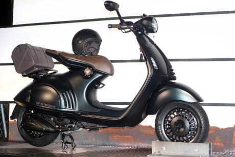 Vespa 946 Eporio Armani giá 405 triệu đồng ở Việt Nam. Ảnh: Ngọc Tuấn.