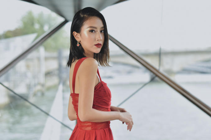 Quỳnh Anh Shyn bất ngờ xuất hiện tại h&agrave;ng ghế đầu trong show thời trang nội địa Việt tại Ph&aacute;p