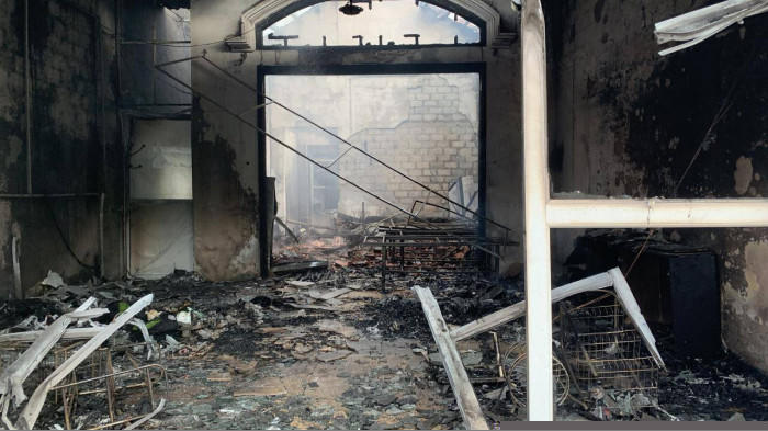 Đồ đạc tại cửa hàng spa bị thiêu rụi sau đám cháy lớn.