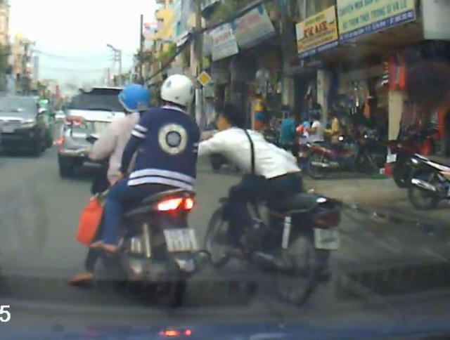 Một vụ cướp giật ở TPHCM bị camera ghi lại. (ảnh minh họa).