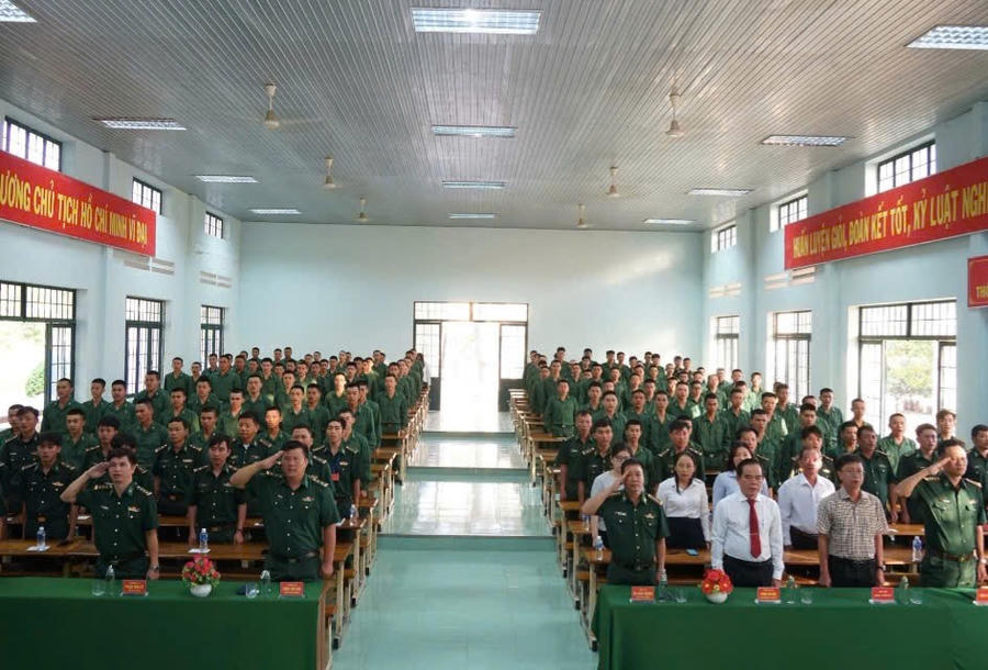 Cử tri tại khu vực bỏ phiếu tại Tiểu đoàn Huấn luyện - Cơ động 2, xã Hàm Tân tham gia bỏ phiếu. Ảnh: Báo Lâm Đồng