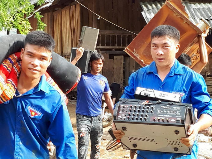 Ngoài tiếp tế, thanh niên tình nguyện giúp người dân sơ tán khỏi vùng nguy hiểm cảnh báo còn có lũ về.