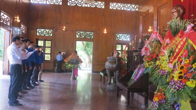 Ngay sau khi đặt chân đến xứ Nghệ, đoàn đã tới dâng hương tại khu tưởng niệm Chủ tịch Hồ Chí Minh ở quê nội Bác huyện Nam Đàn.