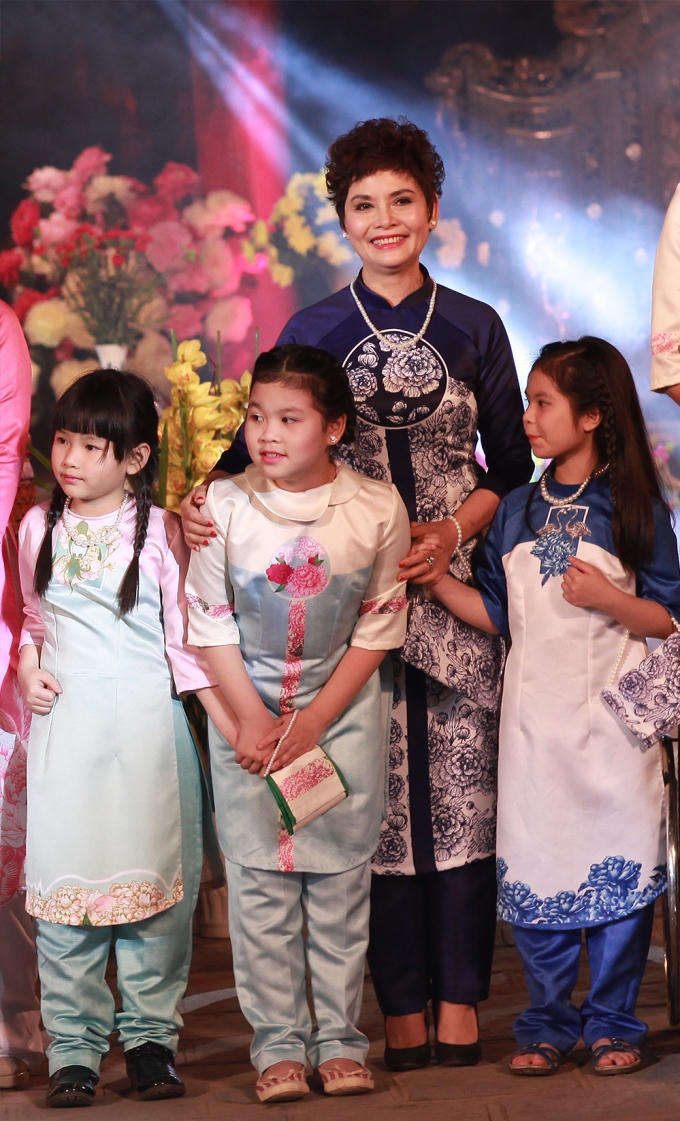 NSND Minh Châu trong " Hoa Phù Dung " của NTK Ngọc Hân