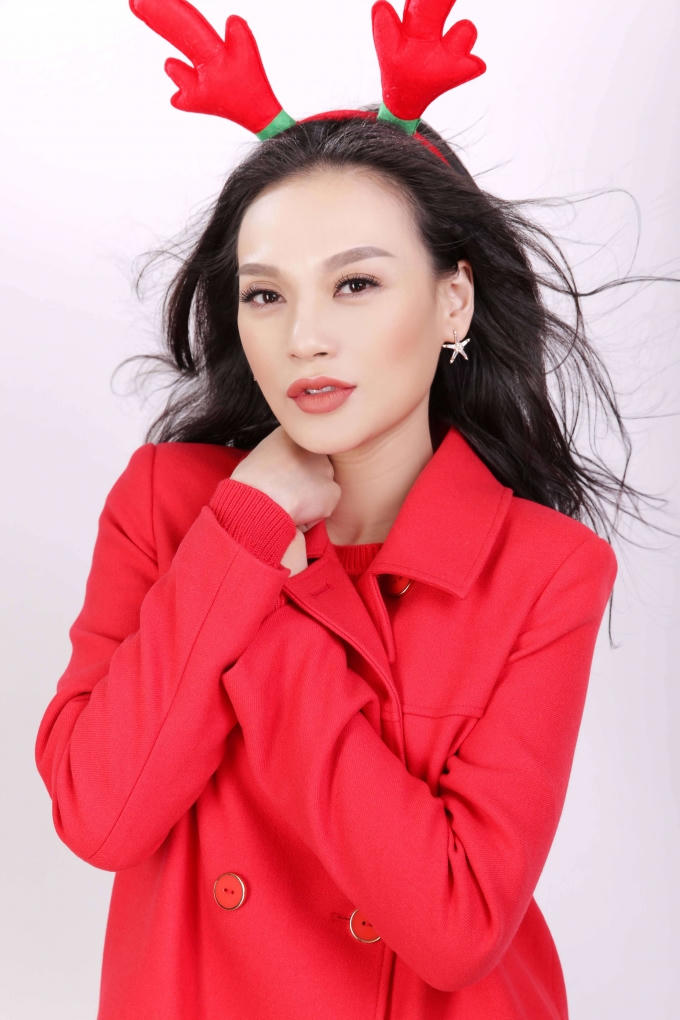 Cao Thùy Linh dễ thương với "cặp tai thỏ"xinh xắn.