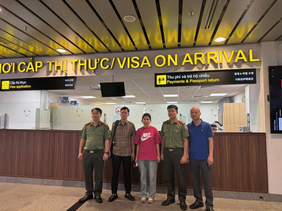 Trần Thị Chung ( áo hồng) bị bắt tại sân bay ngay khi vừa bị Hàn Quốc trục xuất về nước.