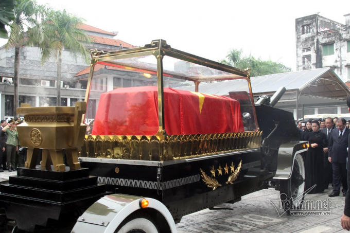 Uy nghiêm cỗ linh xa chở linh cữu Chủ tịch nước