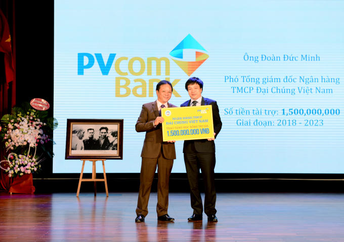 Chú thích: Ông Đoàn Đức Minh – Phó Tổng Giám đốc PVcomBank trao số tiền tài trợ học bổng cho sinh viên ĐH Kinh tế Quốc dân.